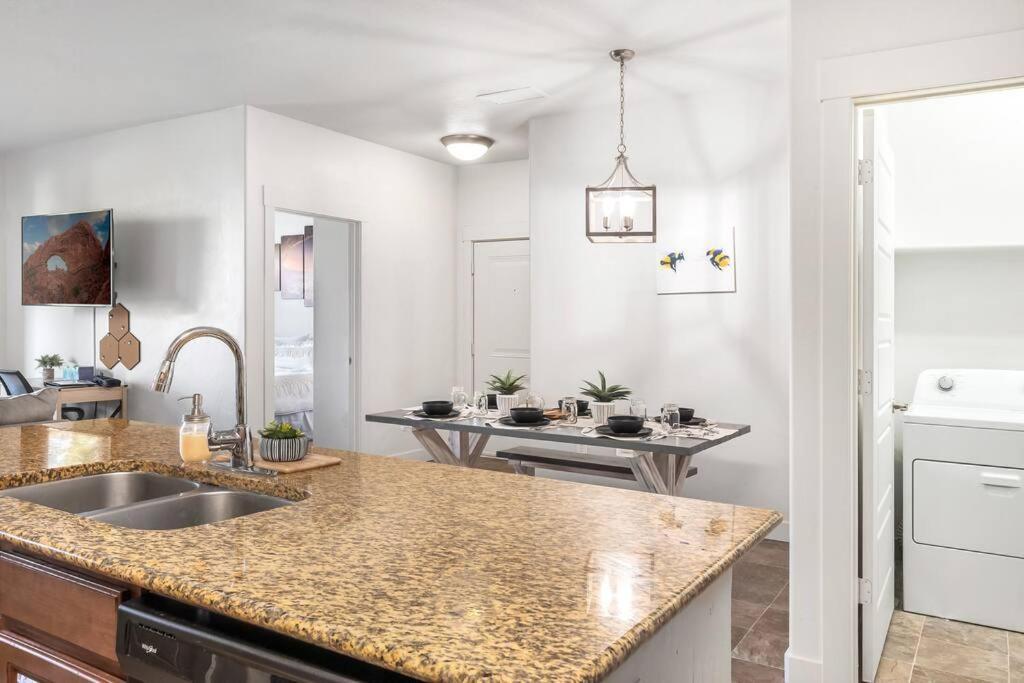 Bee Chic In Sojo W/Hot Tub+Gym+Local Ski Slopes South Jordan Bagian luar foto